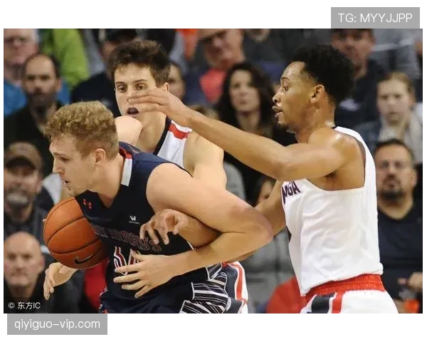 为什么看似轻微的犯规会被判罚？裁判的判定逻辑揭秘