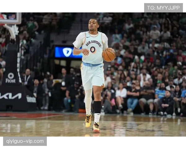 凯尔登·约翰逊无球跑动拉开空间，提升马刺进攻效率